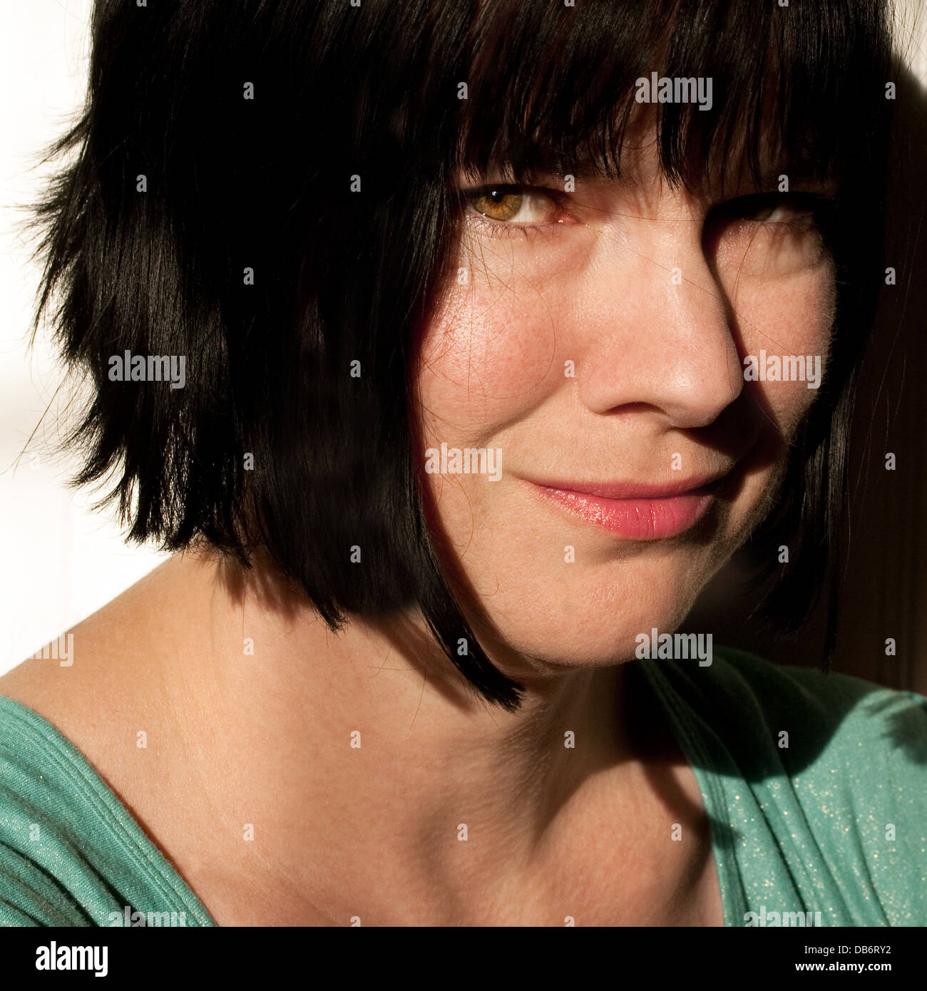 Close-up de belle femme aux cheveux noirs. Banque D'Images