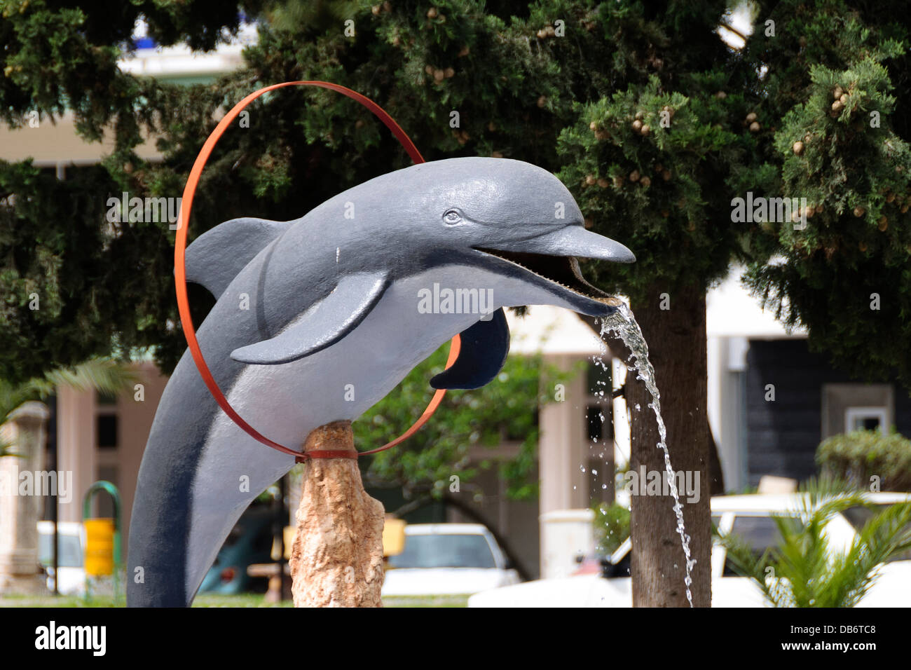 Finike, Turquie. Fontaine avec dauphin sautant hoop. Banque D'Images