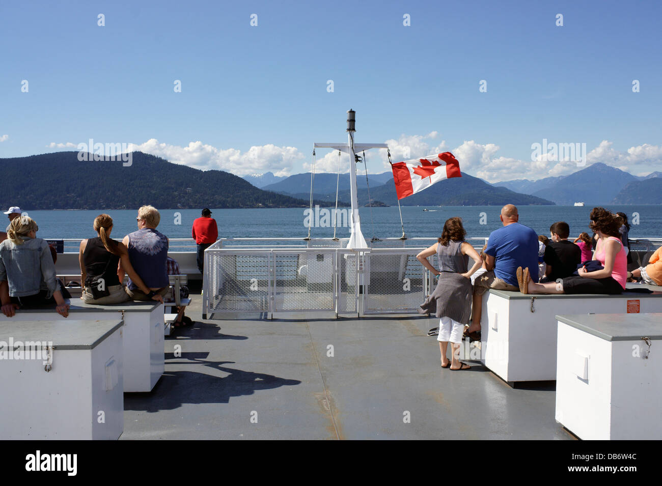Passagers bénéficient de l'avis de Howe Sound et de la chaîne côtière de la plate-forme le Bowen Island BC ferry, Vancouver, BC, Canada Banque D'Images