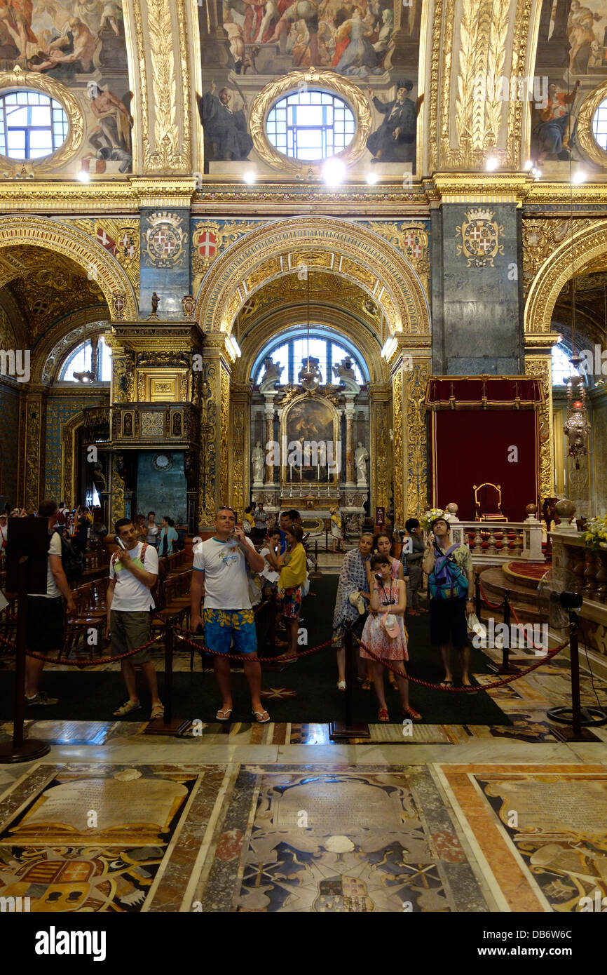 Groupe de touristes à l'intérieur de la cathédrale Saint-Jean à La Valette en l'île de Malte Banque D'Images Groupe de touristes à l'intérieur de la cathédrale Saint-Jean à La Valette en l'île de Malte Banque D'Images