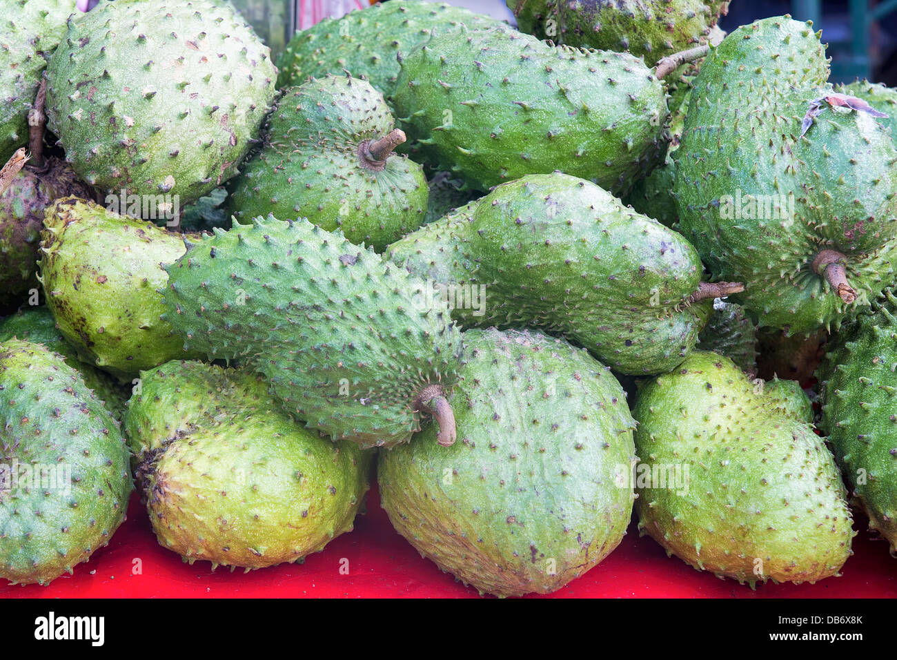 Corossol entassés au décrochage du vendeur de fruits en Asie du sud-est Banque D'Images