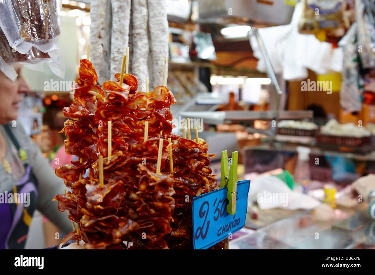 Snack-saucisson sur des bâtons à l'intérieur du marché de la boqueria à Barcelone Catalogne Espagne Banque D'Images