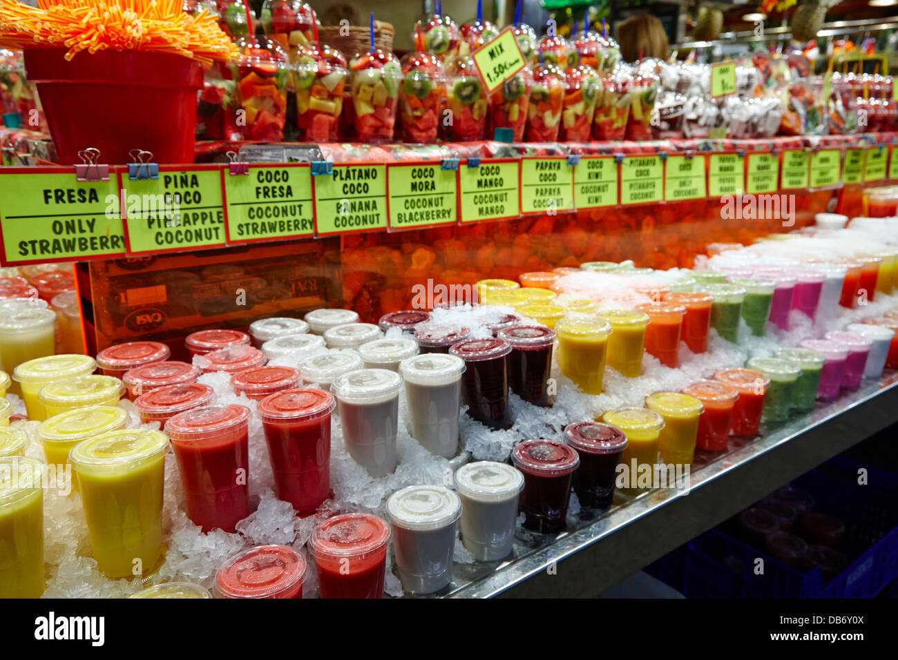 Des jus de fruits pour la vente à l'intérieur du marché de la boqueria à Barcelone Catalogne Espagne Banque D'Images