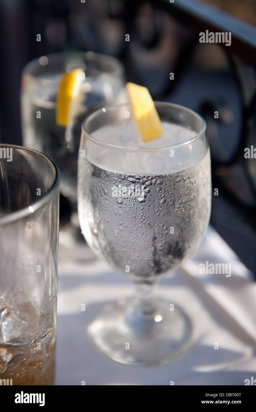 Deux verres d'eau avec du citron sur une table d'extérieur Banque D'Images