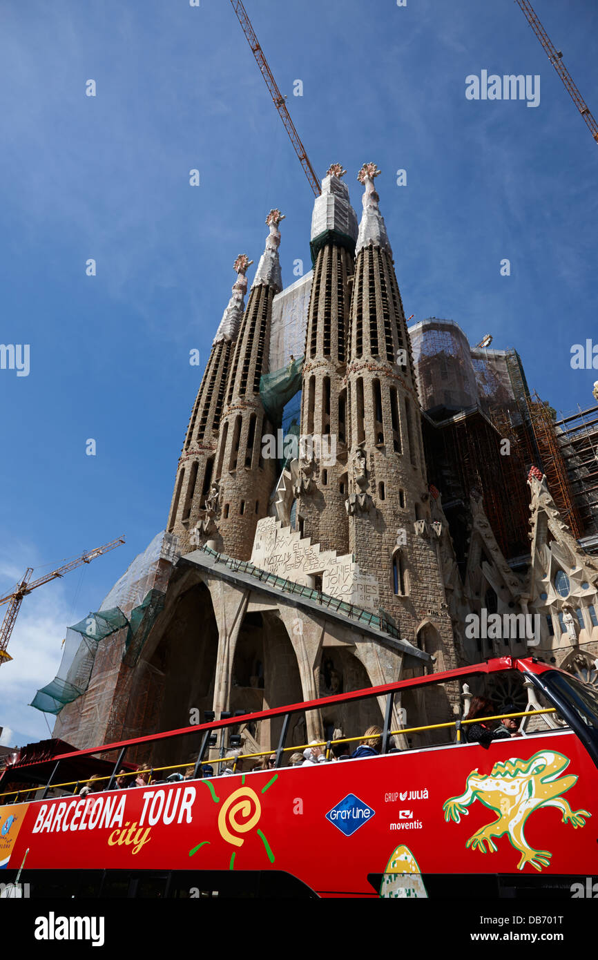 Barcelona open bus panoramique tour de ville en passant par la Sagrada Familia Barcelone Catalogne Espagne Banque D'Images