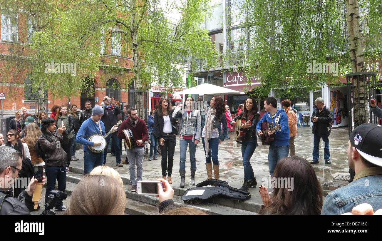 Image d'une surprise aux spectacles de rendement par le groupe pop irlandais Kayna Samet dans Temple Bar Square dans le centre-ville de Dublin. Banque D'Images