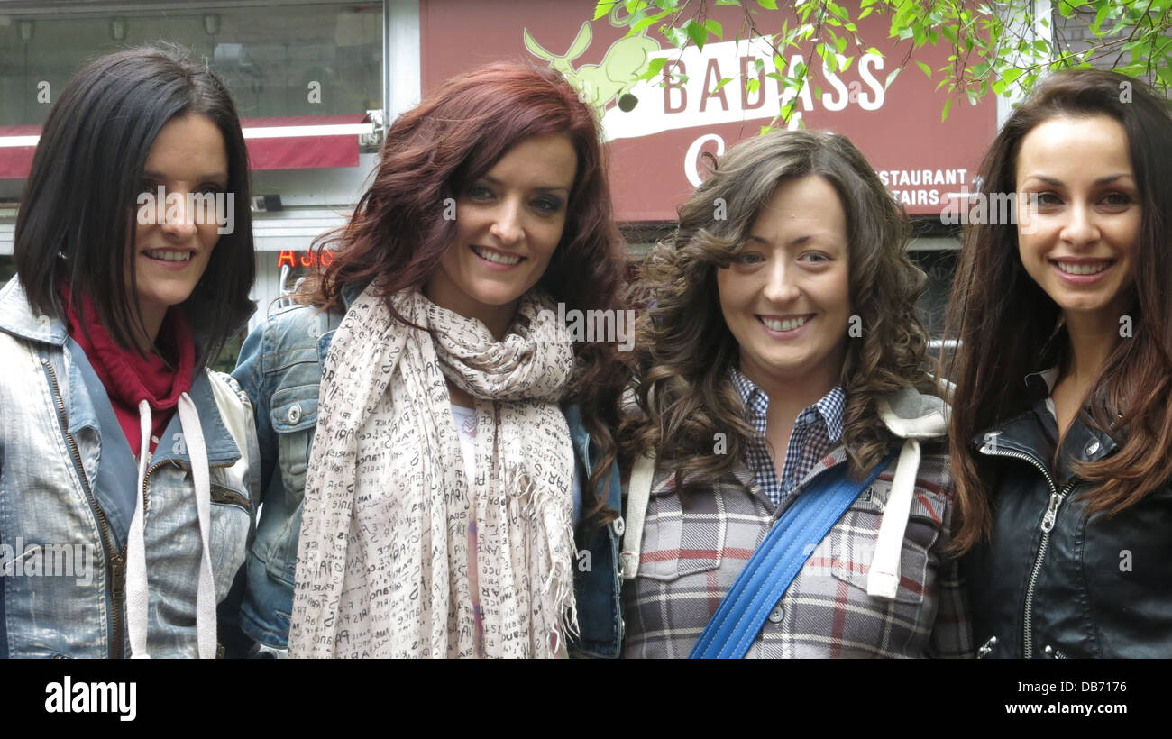 Image d'une surprise aux spectacles de rendement par le groupe pop irlandais Kayna Samet dans Temple Bar Square dans le centre-ville de Dublin. Banque D'Images