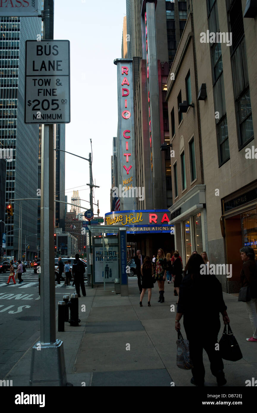 Les gens qui marchent devant le Radio City Music Hall de New York City Banque D'Images