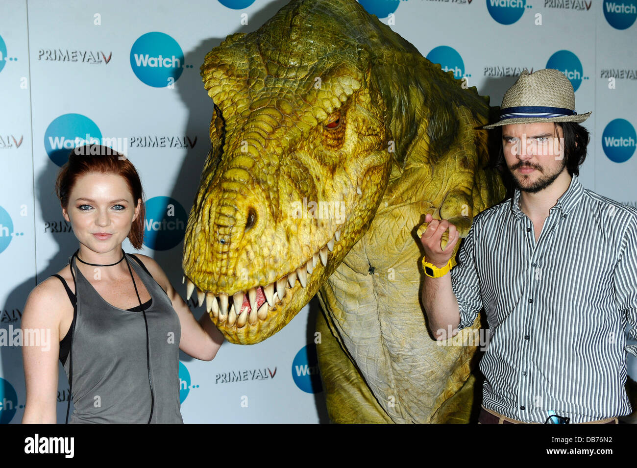 Hannah Spearritt et Andrew Lee-Potts Hannah Spearritt et Andrew Lee-Potts assister à une photo à l'appel du Zoo de Londres pour célébrer le nouveau cinquième série de primeval Londres, Angleterre - 08.05.11 Banque D'Images