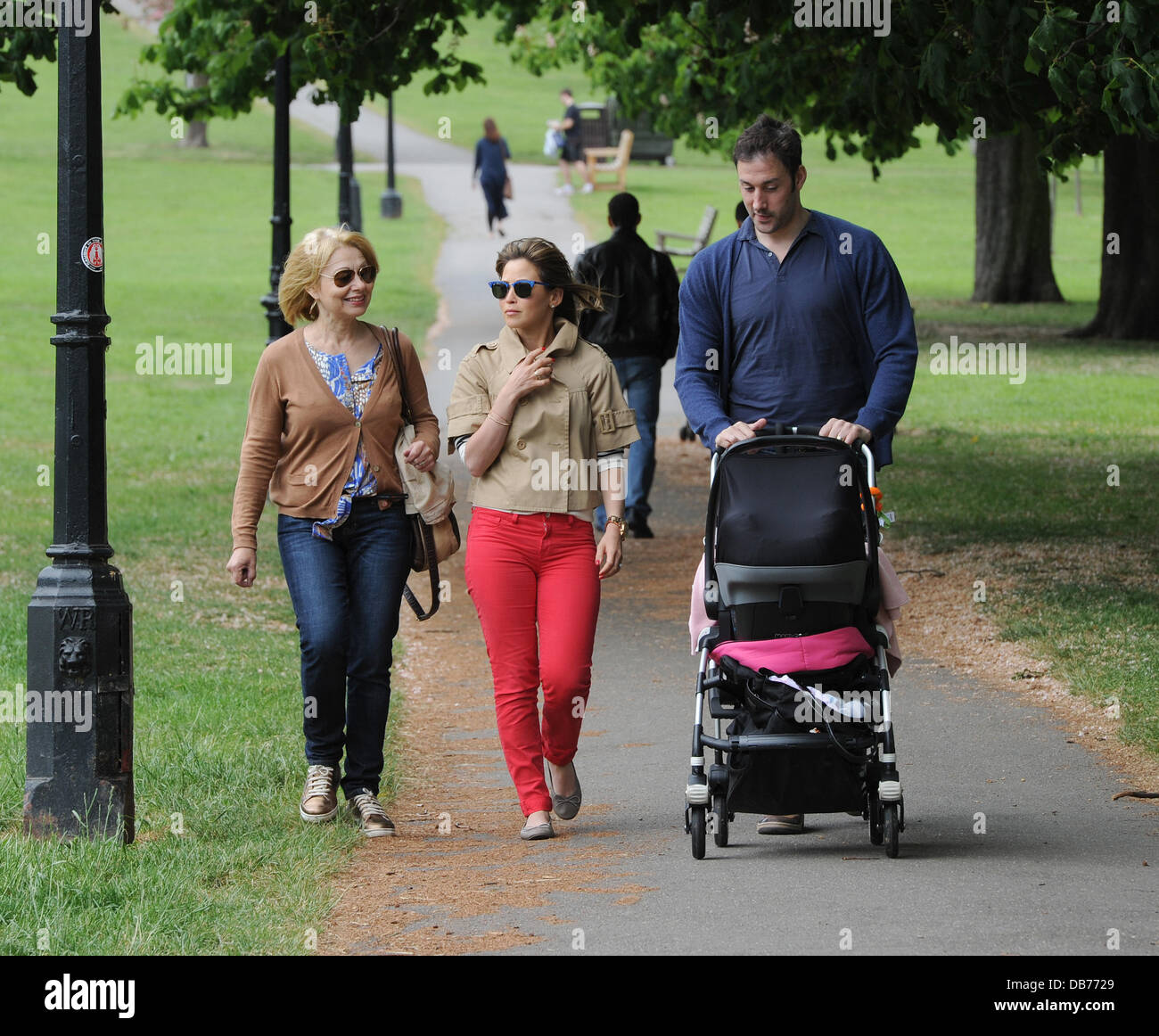 Rachel Stevens Et Son Mari Alex Bourne Prendre Leur Bebe Pour Une Promenade Dans Primrose Hill Londres Angleterre 08 05 11 Photo Stock Alamy