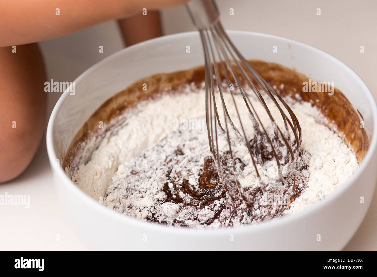 Mélange whisker poche la pâte à tarte au chocolat Banque D'Images
