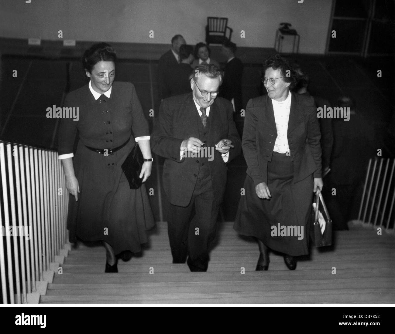 Loebe, Paul, 14.12.1875 - 3.8. 1967, politicien allemand (SPD), membre du Bundestag (Régime fédéral) 1949 - 1953, avec Luise Albertz (à gauche) et Lisa Albrecht (à droite), début des années 1950, Banque D'Images
