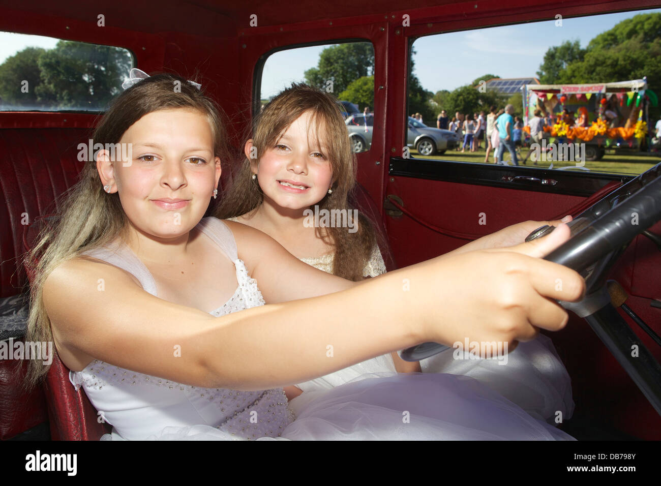La célébration du Carnaval 2013 St Tudy sont deux sœurs qui sont cette année, le Carnaval et Fairy Queens au volant d'une Austin 7 Banque D'Images