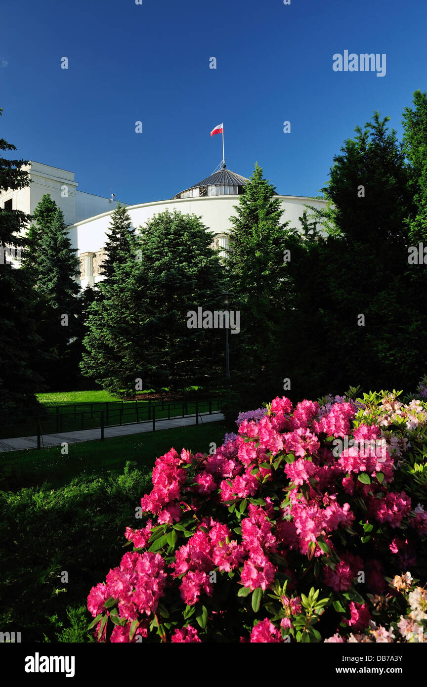 Le bâtiment Sejm à Varsovie, architecture, bâtiment, capitole, nuages, europe, europe, drapeau, gouvernement, gouvernement, photo Kazimierz Jurewicz Banque D'Images