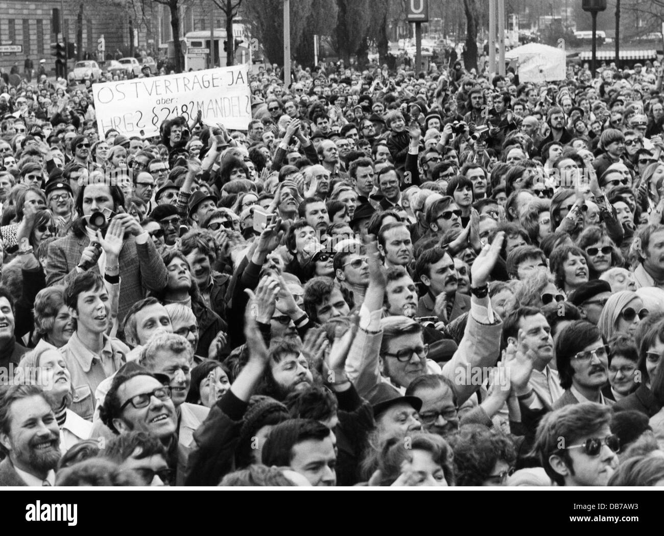 Politique, manifestations, Allemagne, manifestation pour les traités avec l'est, hôtel de ville de Schoeneberg, Berlin Ouest, avril 1972, contre le paragraphe 218, personnes, foule, foules, foules, Schoneberg, Berlin Ouest, Ostpolitik, politique vers l'est, politique étrangère, politique extérieure, Allemagne, Allemagne de l'Ouest, Allemagne de l'Ouest, détente, années 1970, années 1970, années 1970, XXe siècle, historique, historique, historique, historique, Schöneberg, droits-supplémentaires-Clearences-non disponible Banque D'Images