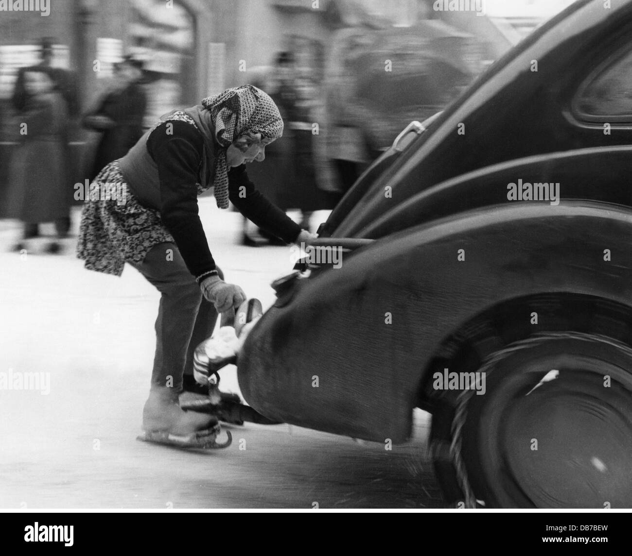 Festivités, carnaval à Partenkirchen, enfant avec masque en bois sur patins en train d'être tiré en voiture, Garmisch - Partenkirchen, 1956, droits-supplémentaires-Clearences-non disponible Banque D'Images