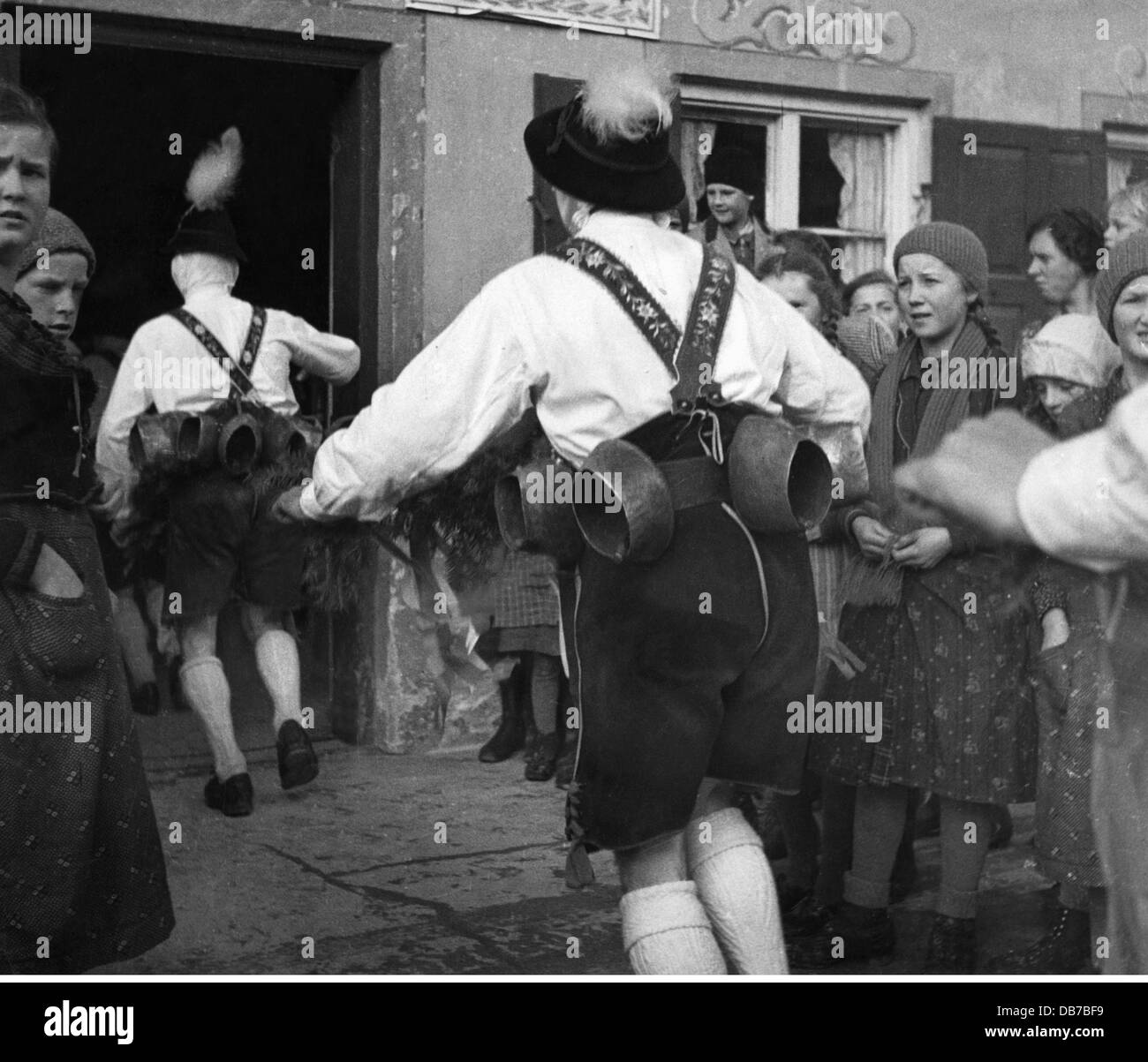 Festivités, carnaval à Partenkirchen, 'faire la sonnettes' à Mittenwald, participants de la procession entrant dans l'auberge 'Grieswirt', Mittenwald, 1936, droits supplémentaires-Clearences-non disponible Banque D'Images