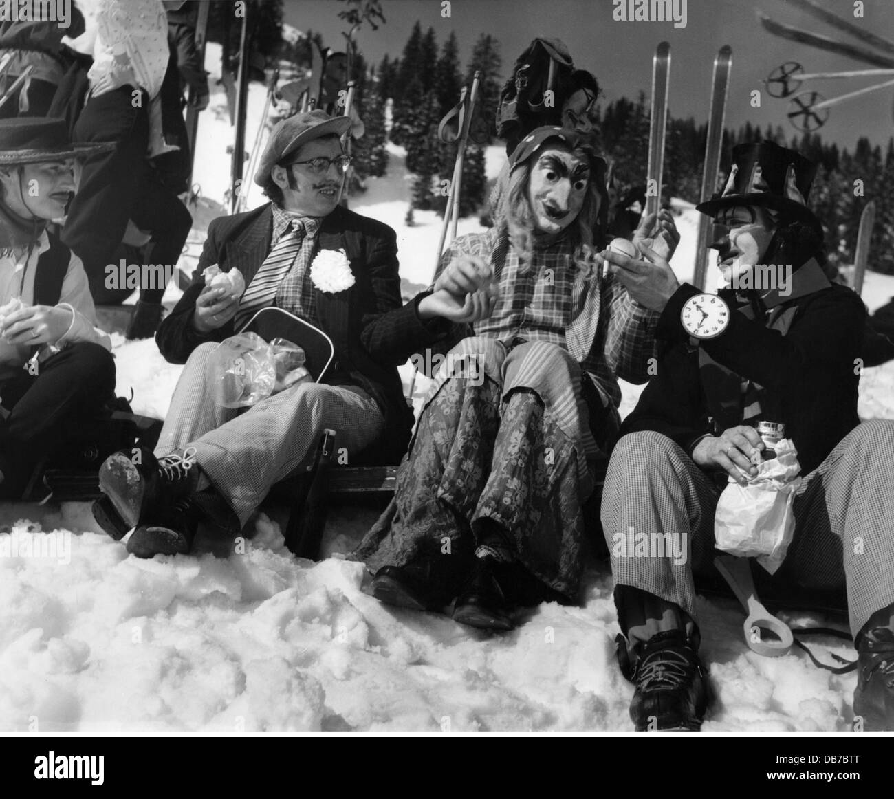Festivités, carnaval, carnaval sur skis, skieurs costumés ayant une pause déjeuner, Firstamm, Schliersee, 1957, droits supplémentaires-Clearences-non disponible Banque D'Images