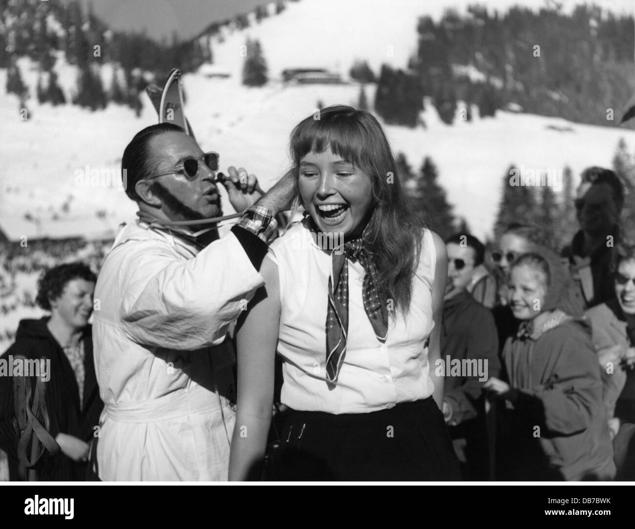 Festivités, carnaval, carnaval sur skis, skieur habillé comme médecin examinant la jeune femme, Firstamm, Schliersee, 1957, droits additionnels-Clearences-non disponible Banque D'Images