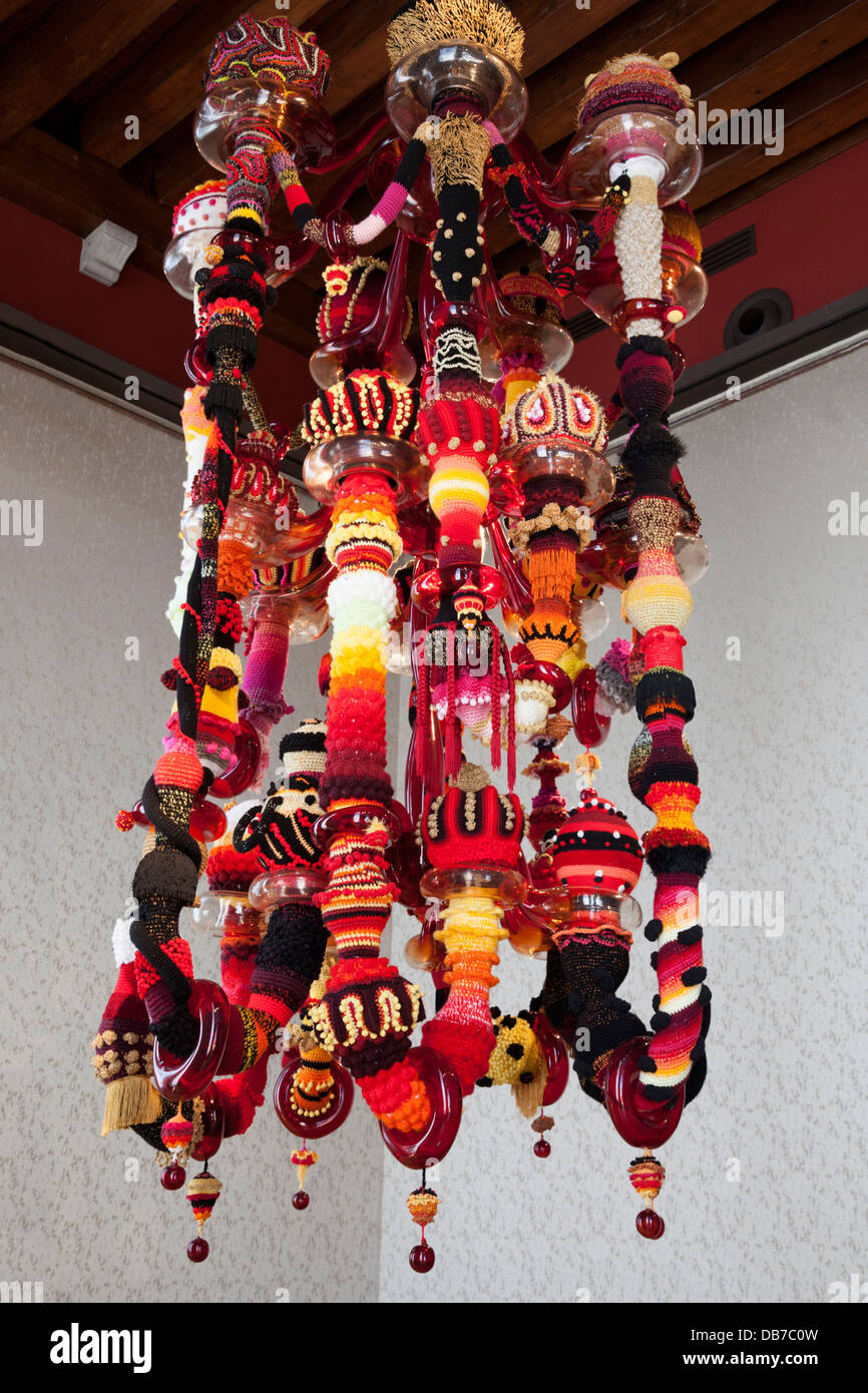Babylone (2013), un J. Vasconcelos' la suspension : la combinaison de verre de Murano, fait main au crochet, laine et polyester ornements Banque D'Images