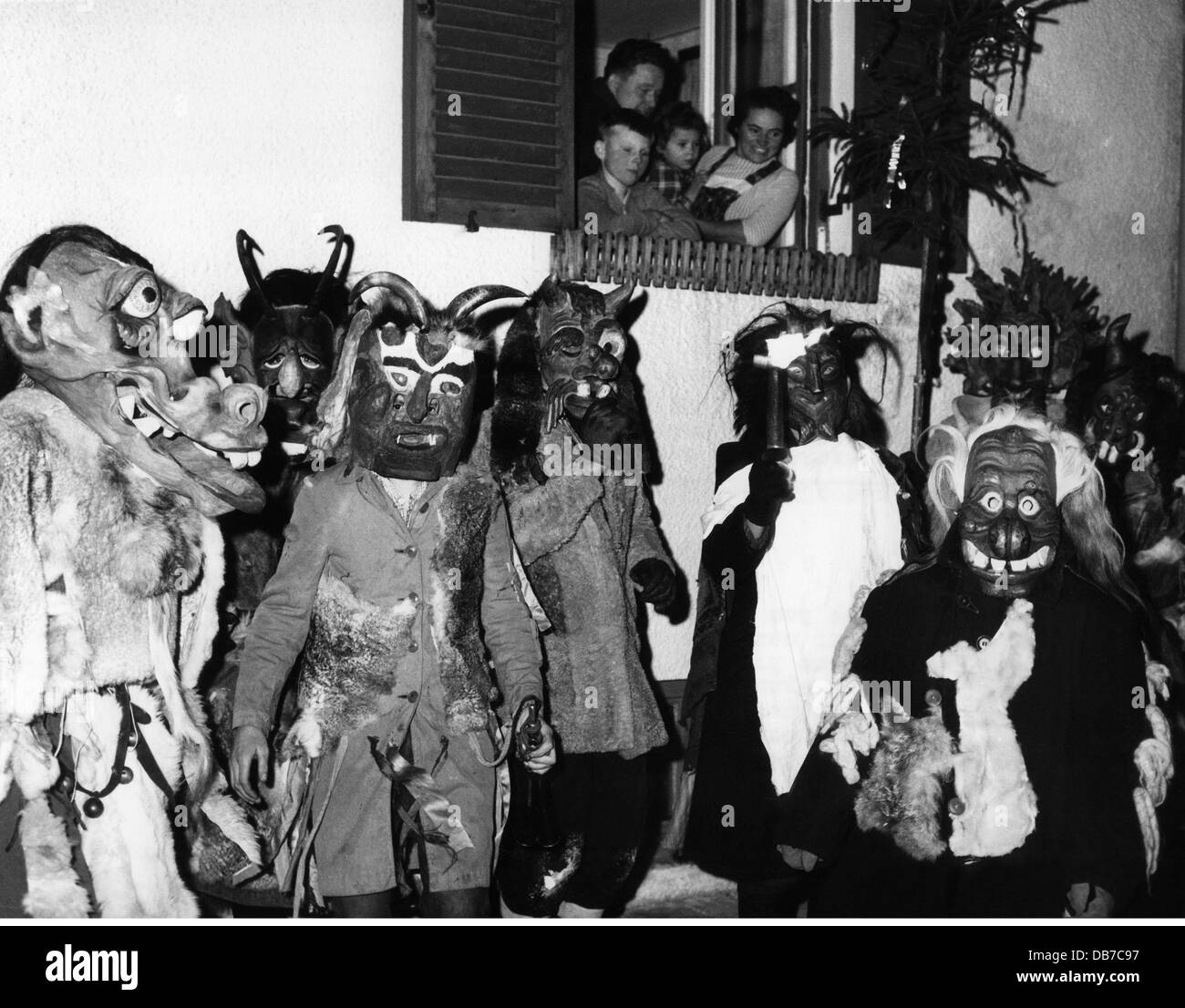 Festivités, Perchtenlaufen, Perchten lache avec masques en bois, Kirchseeon, 1962, droits-supplémentaires-Clearences-non disponible Banque D'Images
