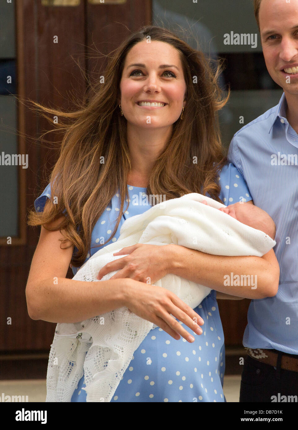 Le prince William et Catherine, duchesse de Cambridge, avec son nouveau fils, le Prince George Alexander Louis l'extérieur de l'aile Lindo. Banque D'Images