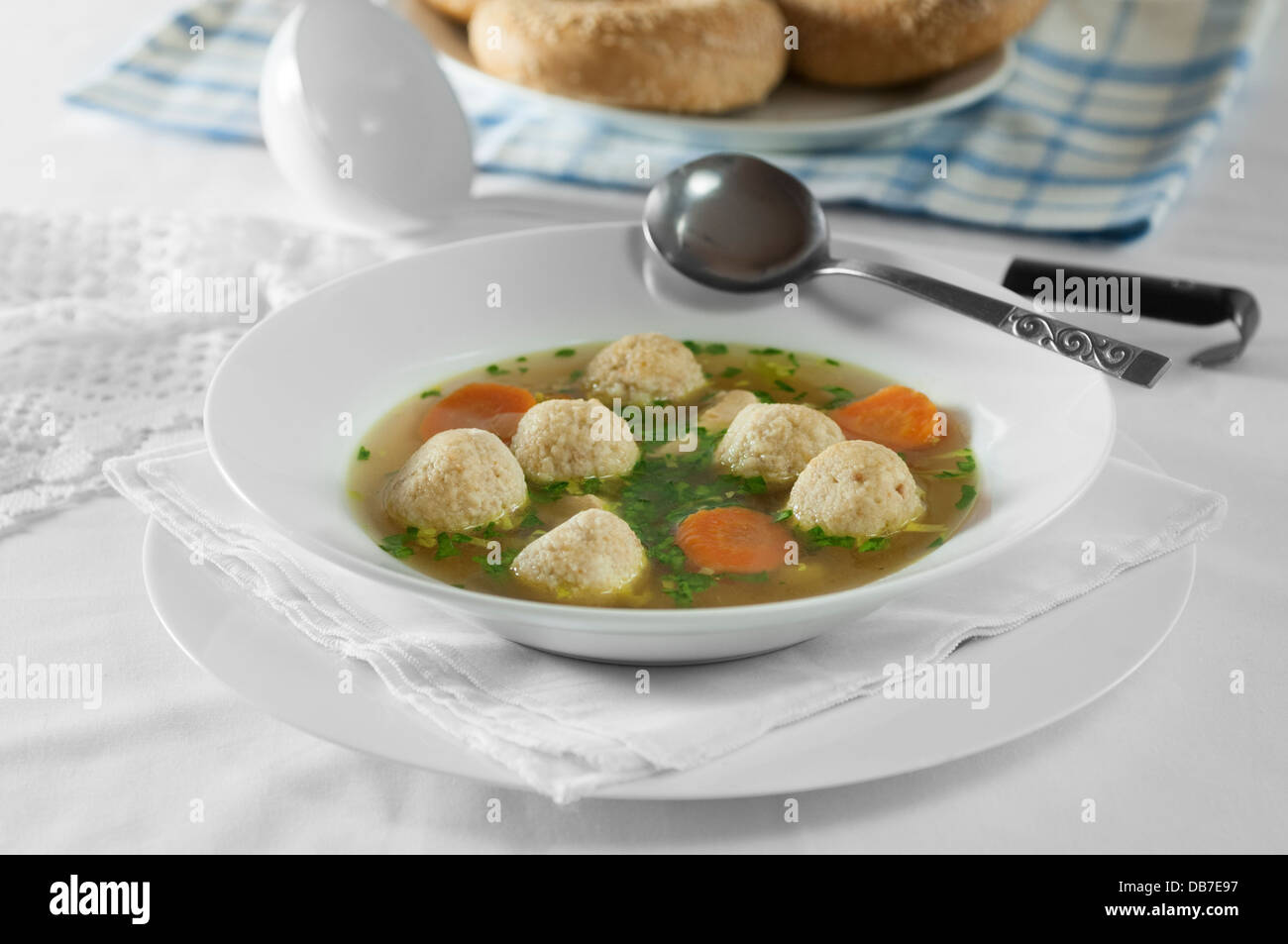 Soupe au poulet avec kneidlach boules Matza Banque D'Images
