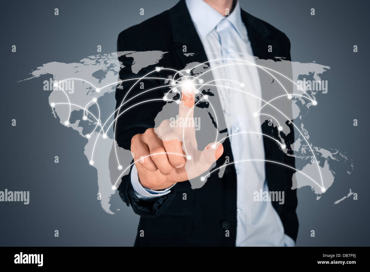 Portrait of handsome businessman touching une carte du monde à l'écran montrant la connexion globale entre les différents continents Banque D'Images