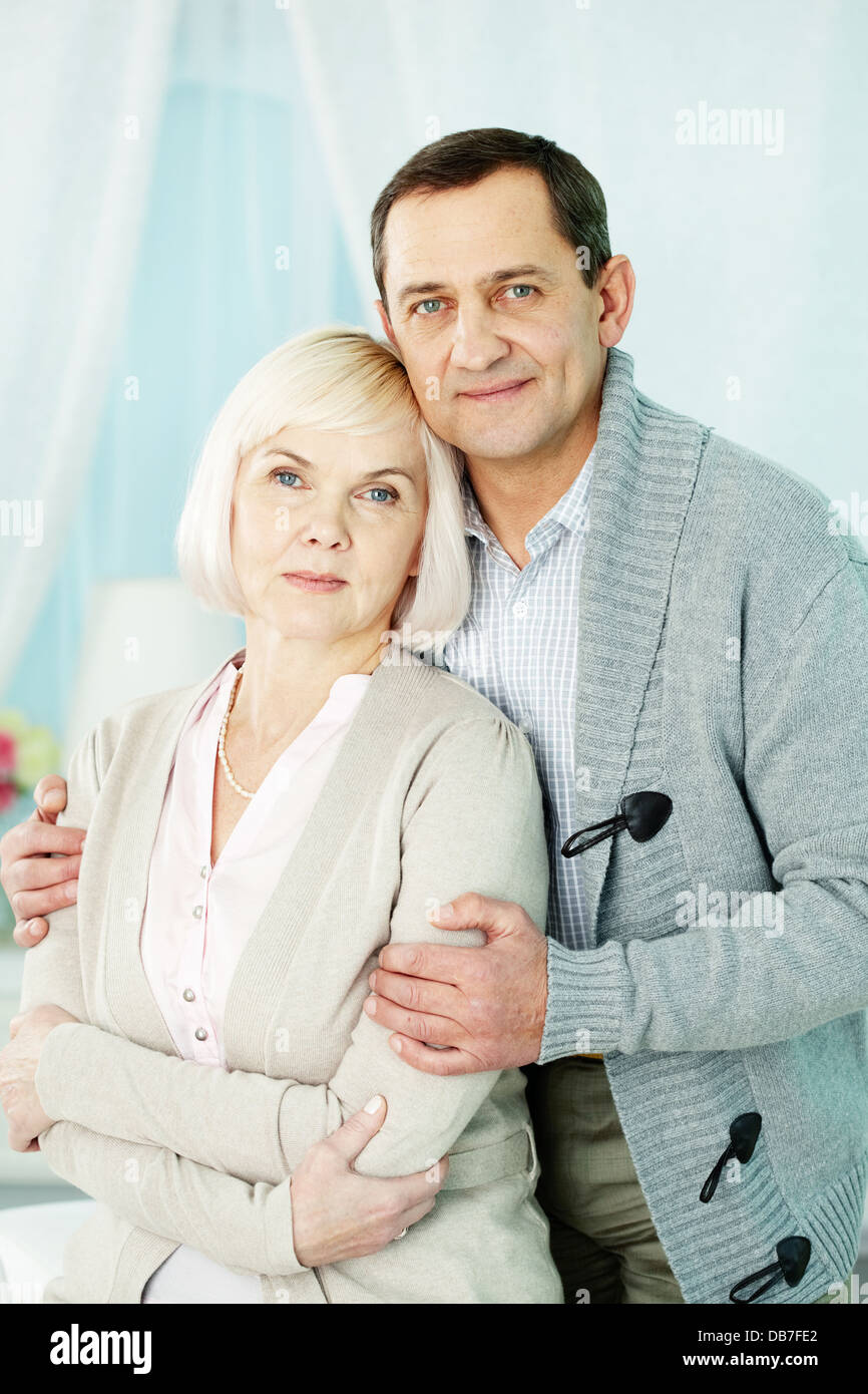 Portrait of a happy senior couple looking at camera and smiling Banque D'Images