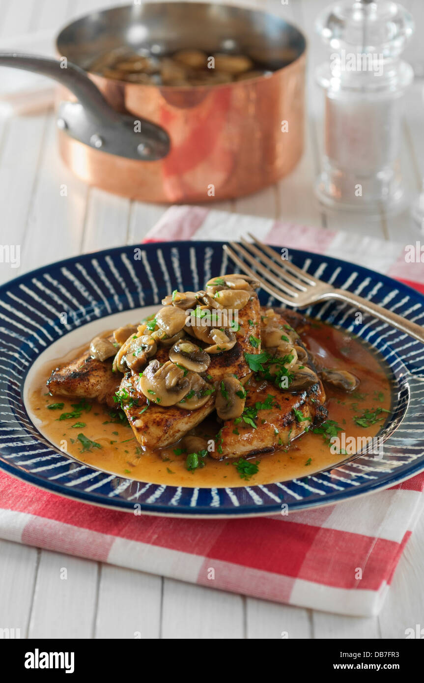 Poulet Marsala . Escalopes de poulet aux champignons et vin de Marsala Banque D'Images