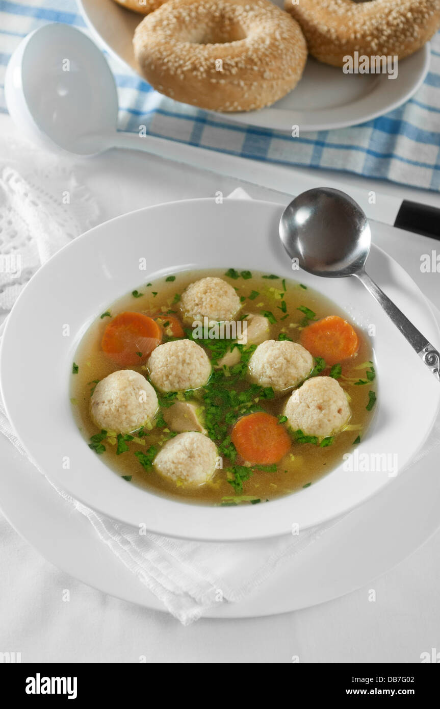 Soupe au poulet avec kneidlach boules Matza Banque D'Images
