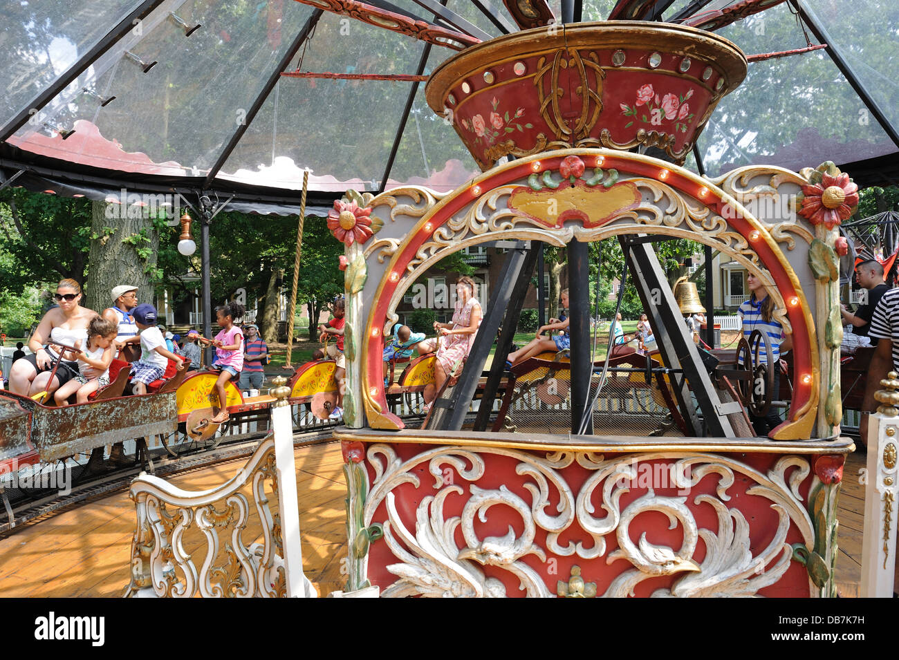 La location carousel au Fete Paradiso, une collection de meubles anciens et de Manèges Carrousels de carnaval à Governors Island à New York. Banque D'Images