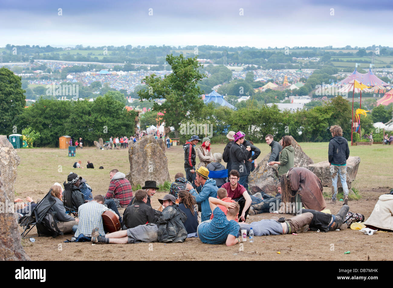 Glastonbury 2013 UK Revelers se réveiller à la Stone Circle Banque D'Images