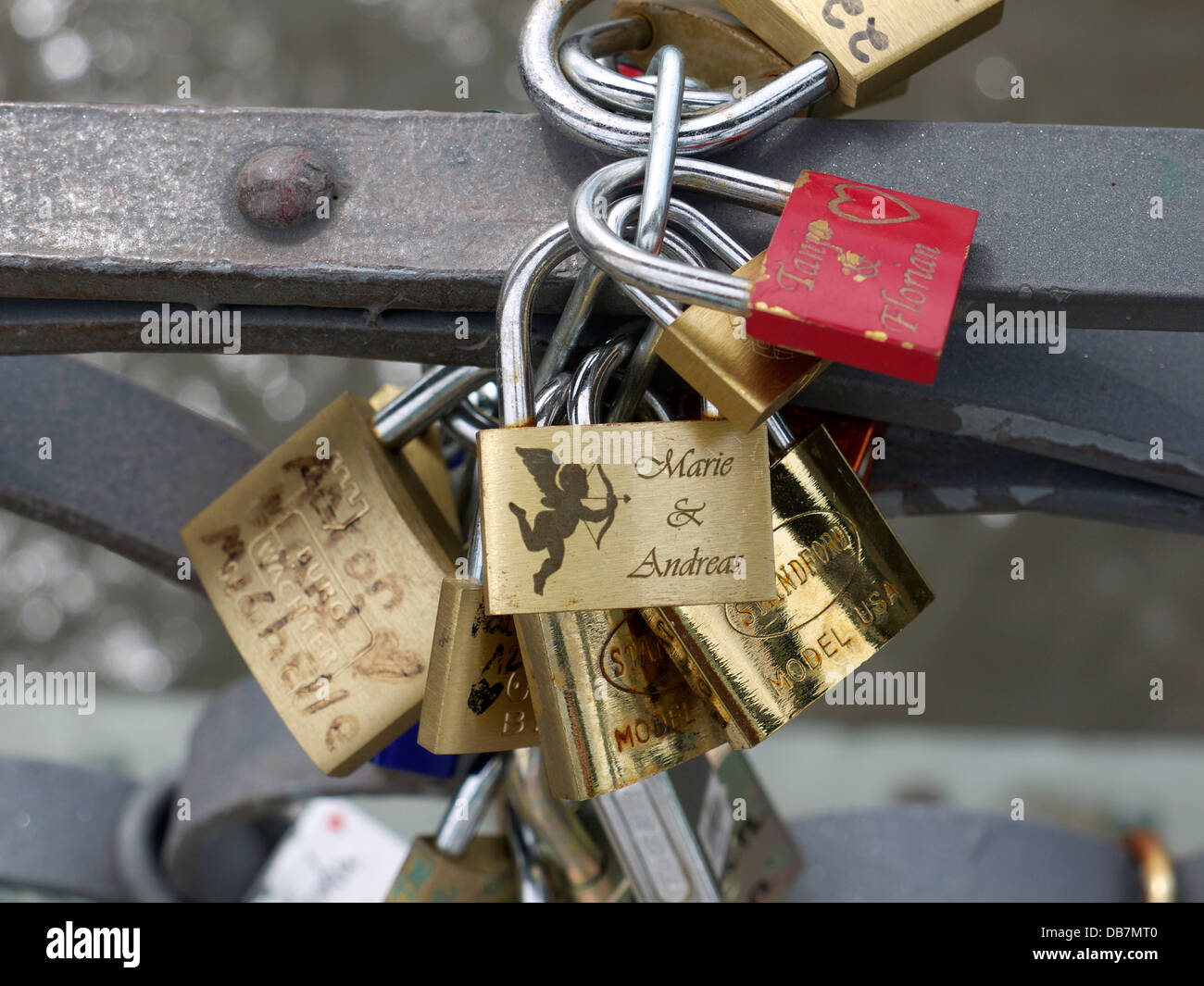 Love locks, Eiserner Steg bridge Banque D'Images