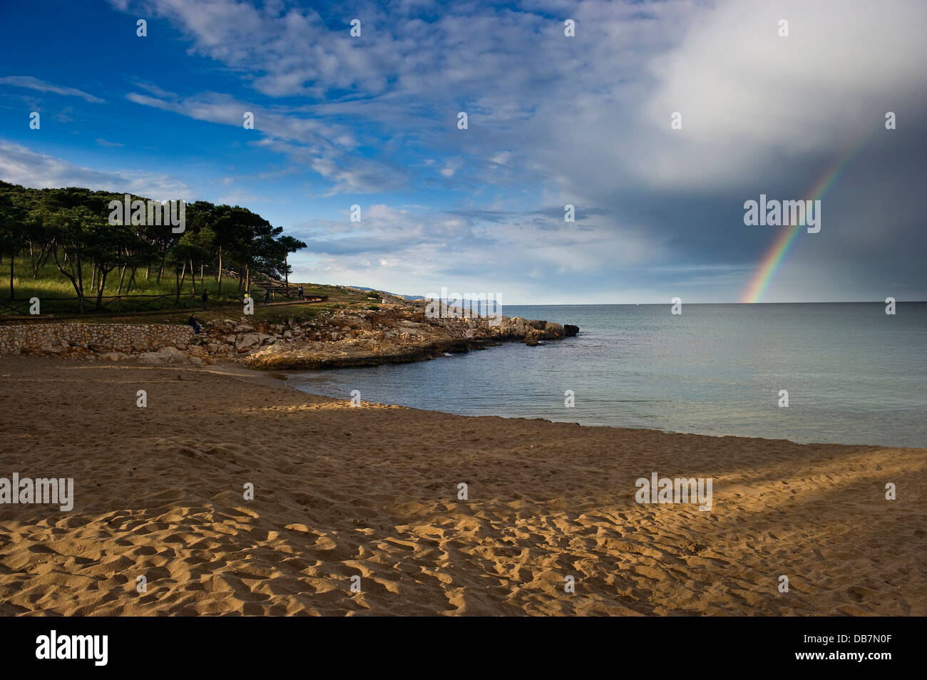 Plage de sable avec arc-en-ciel sur la mer Banque D'Images