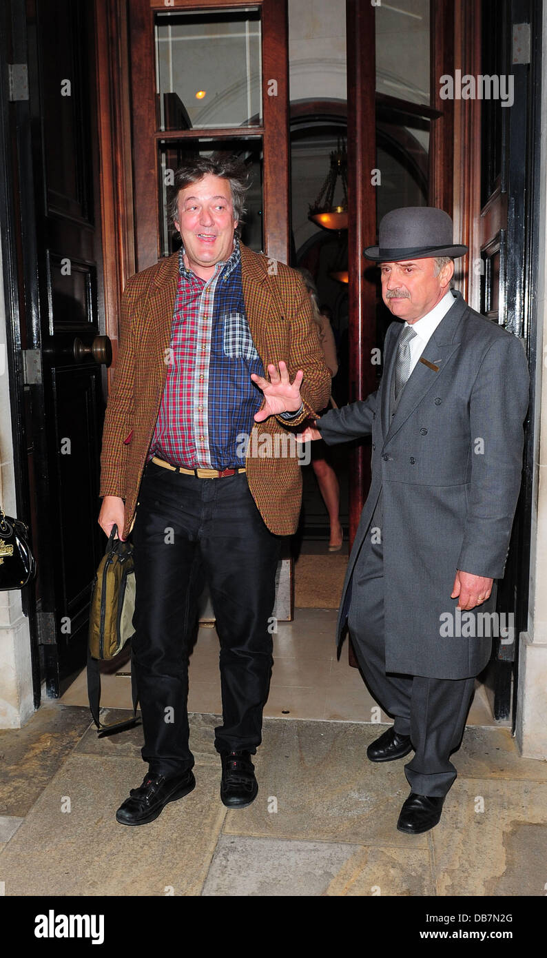 Stephen Fry de quitter l'hôtel Lanesborough Londres, Angleterre - 14.05.11 Banque D'Images