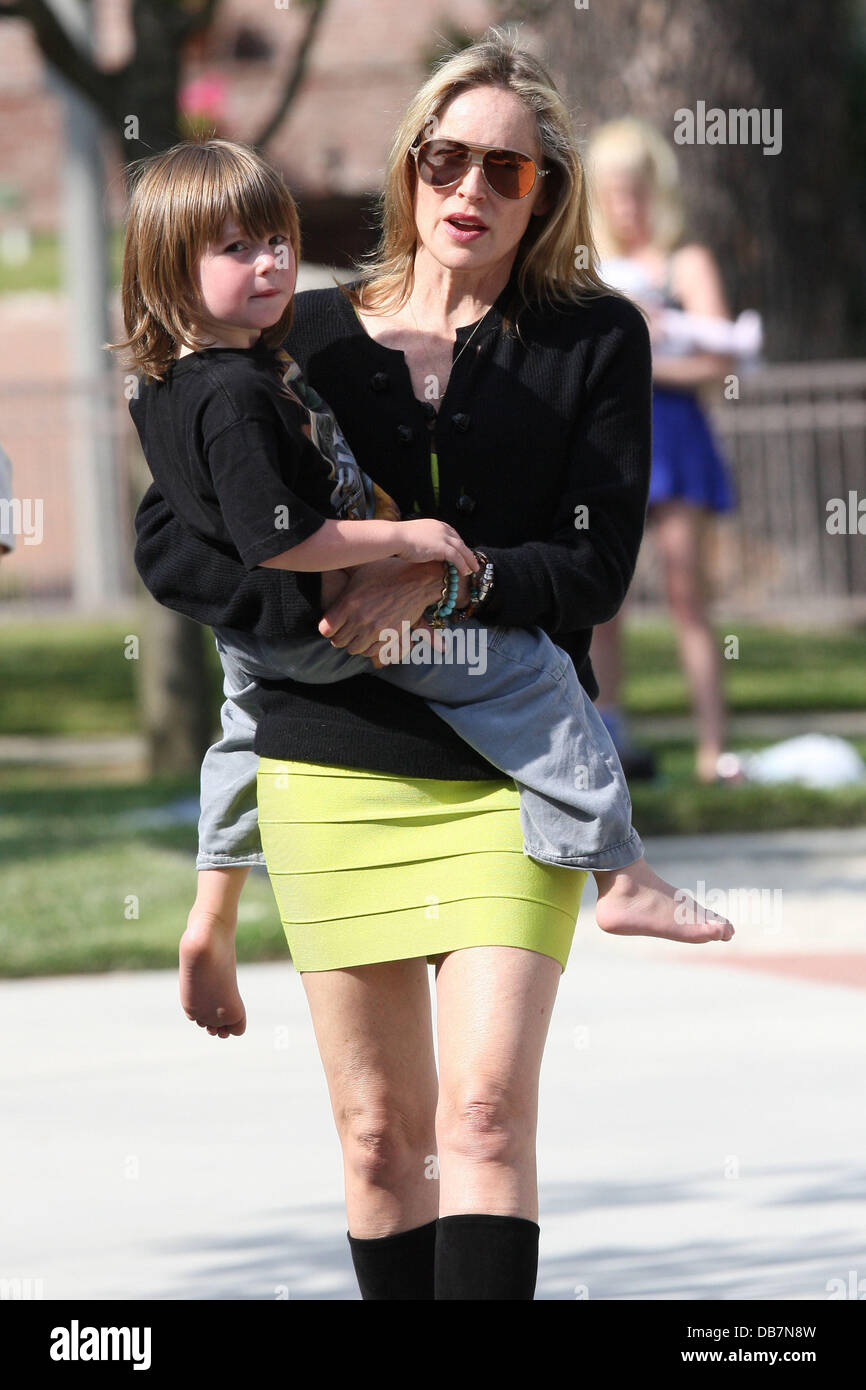 Sharon Stone prend son fils Laird au parc à Beverly Hills Beverly Hills, Californie - 14.05.11 Banque D'Images