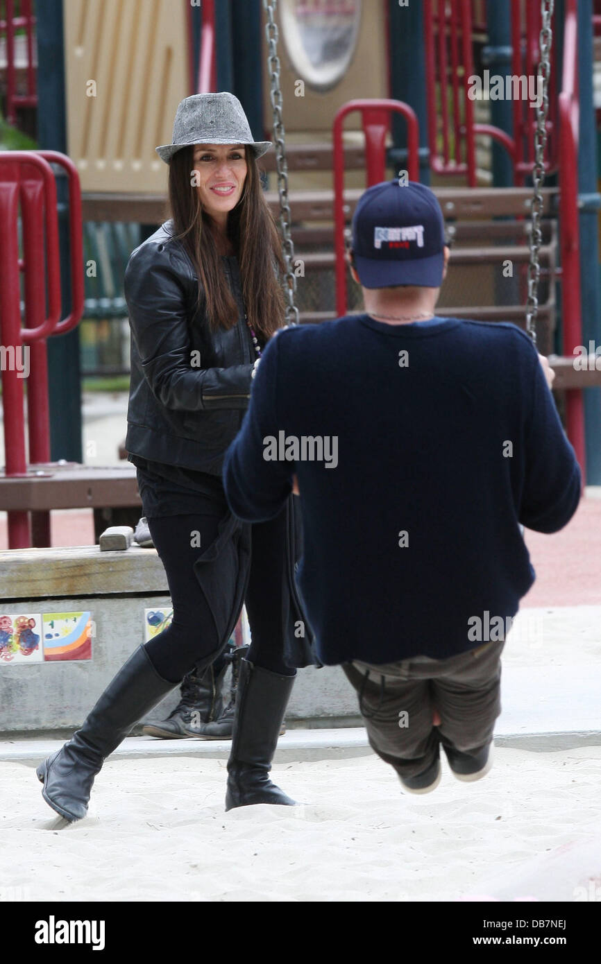 Soleil Moon Frye et son mari Jason Goldberg profiter de la journée à Coldwater Canyon Park avec leurs filles Jagger Joseph Goldberg Bleu et poète Sienna Rose Goldberg Los Angeles, Californie - 14.05.11 Banque D'Images