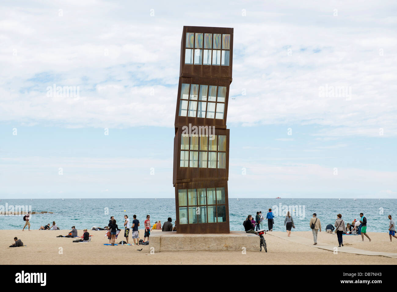 L&# 39;Estel Ferit, sculpture par Rebecca Horn à la plage de Barceloneta Banque D'Images