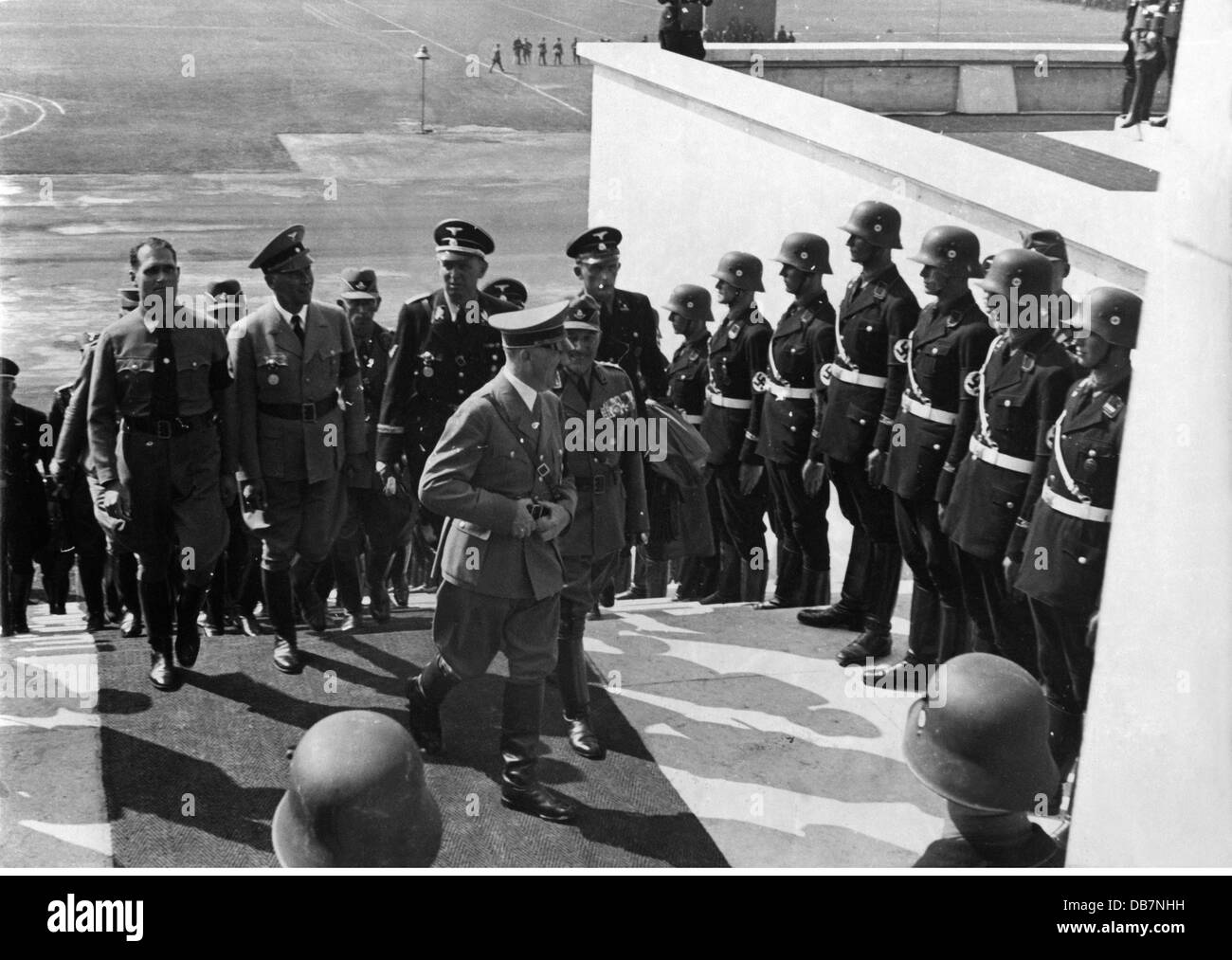 Hitler, Adolf, 20.4.1889 - 30.4.1945, politicien allemand (NSDAP), chancelier du Reich 30.1.1933 - 30.4.1945, lors d'un rassemblement de Nuremberg, appel nominal du Reichsarbeitsdienst (Service du travail Reich, RAD), Zeppelinwiese, 1930, Banque D'Images