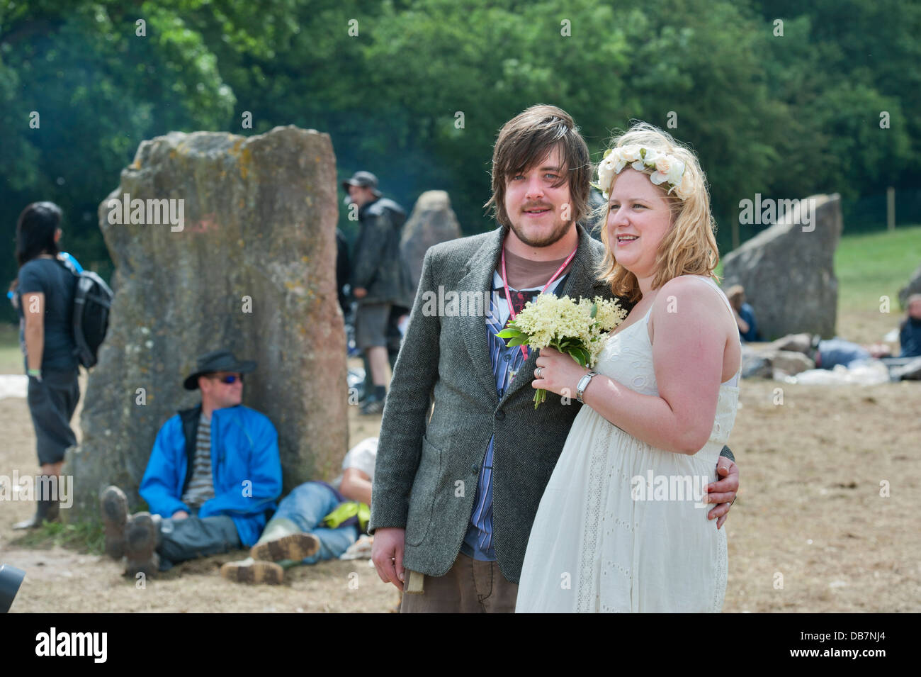 Glastonbury Festival 2013 - Mark et Rebecca en Jordanie du Bedfordshire bénir leur mariage dans le cercle de pierre. Banque D'Images