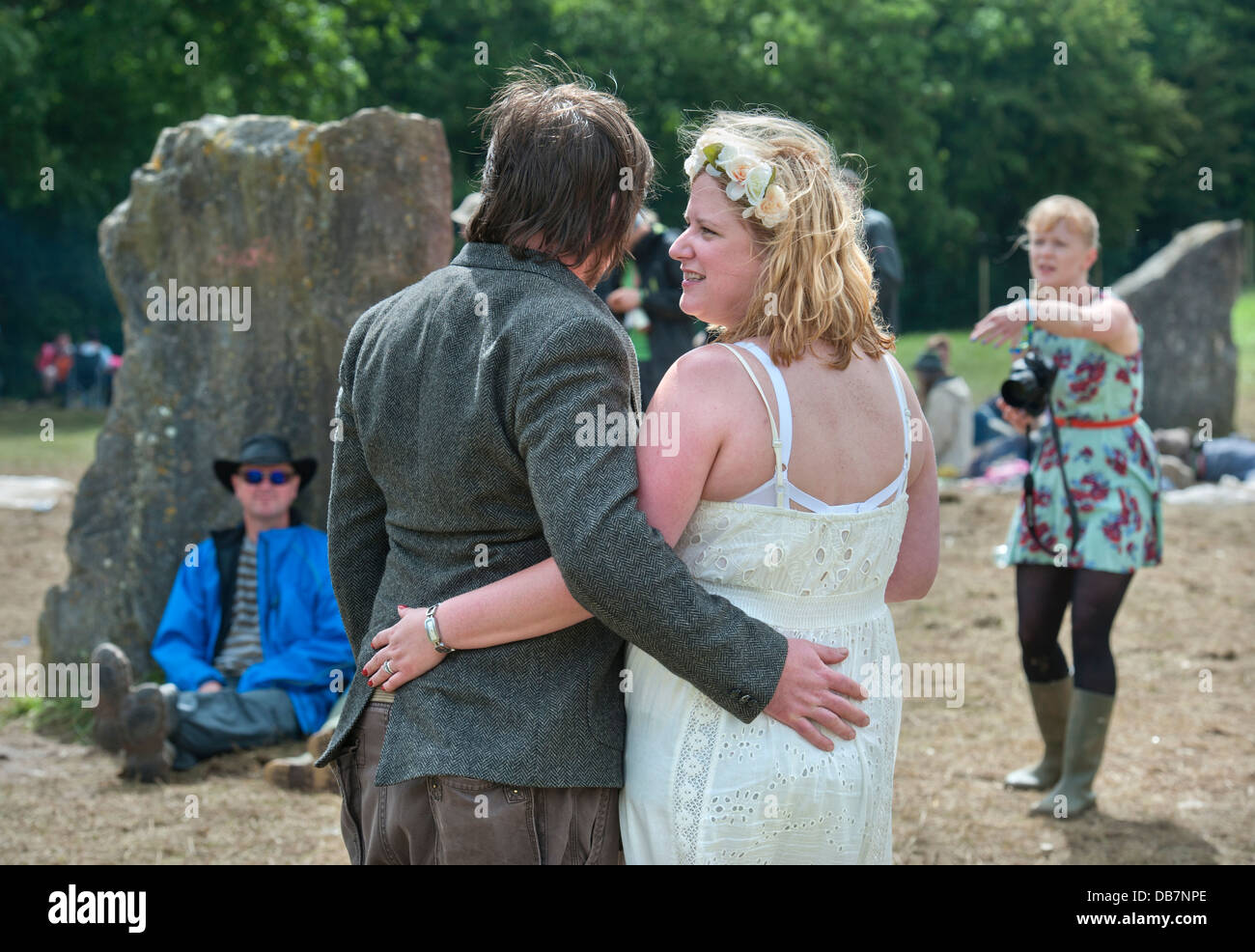 Glastonbury Festival 2013 - Mark et Rebecca en Jordanie du Bedfordshire bénir leur mariage dans le cercle de pierre. Banque D'Images