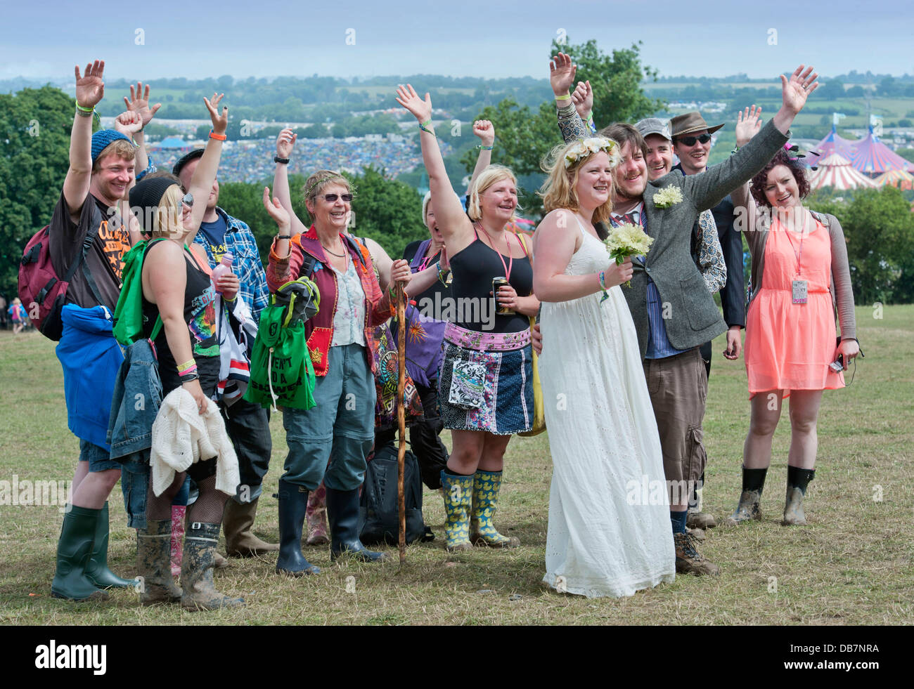 Glastonbury Festival 2013 - Mark et Rebecca en Jordanie du Bedfordshire bénir leur mariage dans le cercle de pierre. Banque D'Images