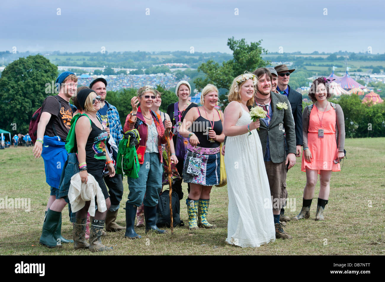 Glastonbury Festival 2013 - Mark et Rebecca en Jordanie du Bedfordshire bénir leur mariage dans le cercle de pierre. Banque D'Images