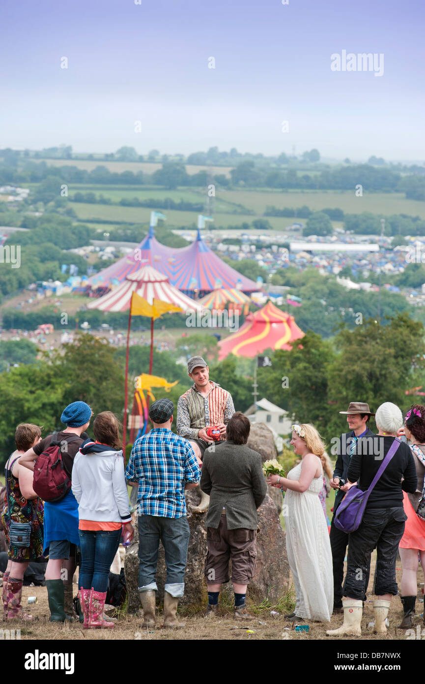 Glastonbury Festival 2013 - Mark et Rebecca en Jordanie du Bedfordshire bénir leur mariage dans le cercle de pierre. Banque D'Images
