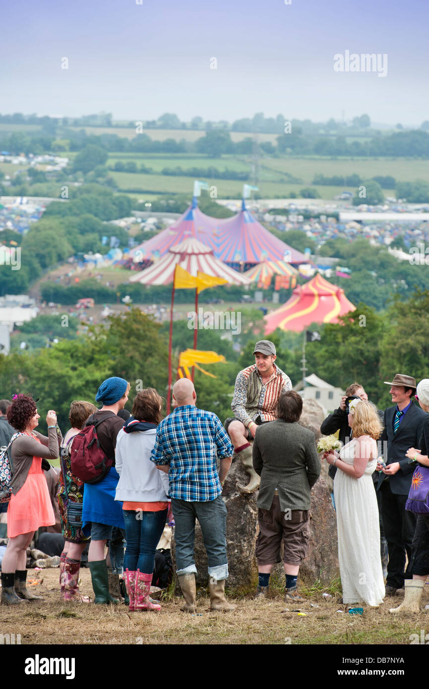 Glastonbury Festival 2013 - Mark et Rebecca en Jordanie du Bedfordshire bénir leur mariage dans le cercle de pierre. Banque D'Images