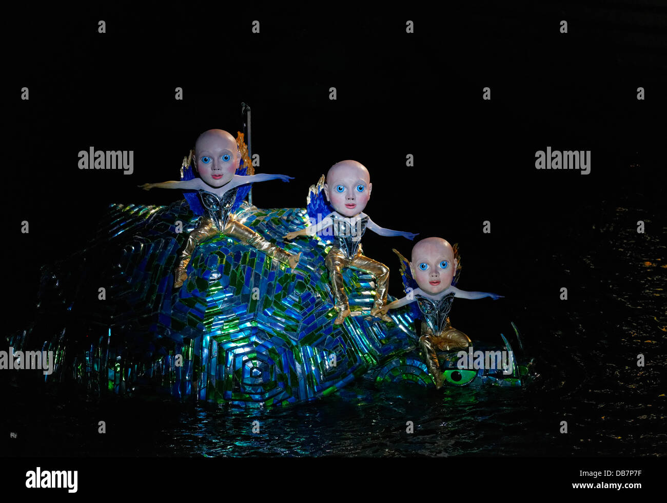 Trois garçons sur la tortue, la Flûte enchantée de Wolfgang Amadeus Mozart, l'opéra sur la scène flottante sur le lac de Constance Banque D'Images