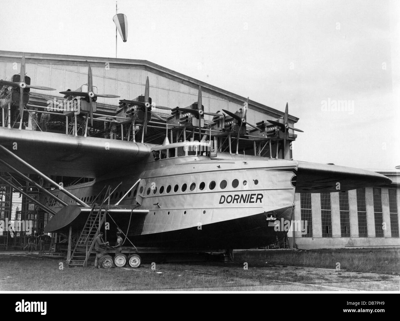 Transport / transport, aviation, hydravion, Dornier do X, construit en 1929, en face du hangar, début des années 1930, droits additionnels-Clearences-non disponible Banque D'Images