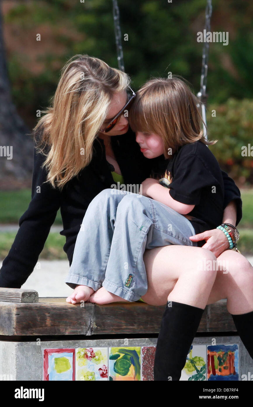 Sharon Stone prend son fils Laird au parc à Beverly Hills Beverly Hills, Californie - 14.05.11 Banque D'Images