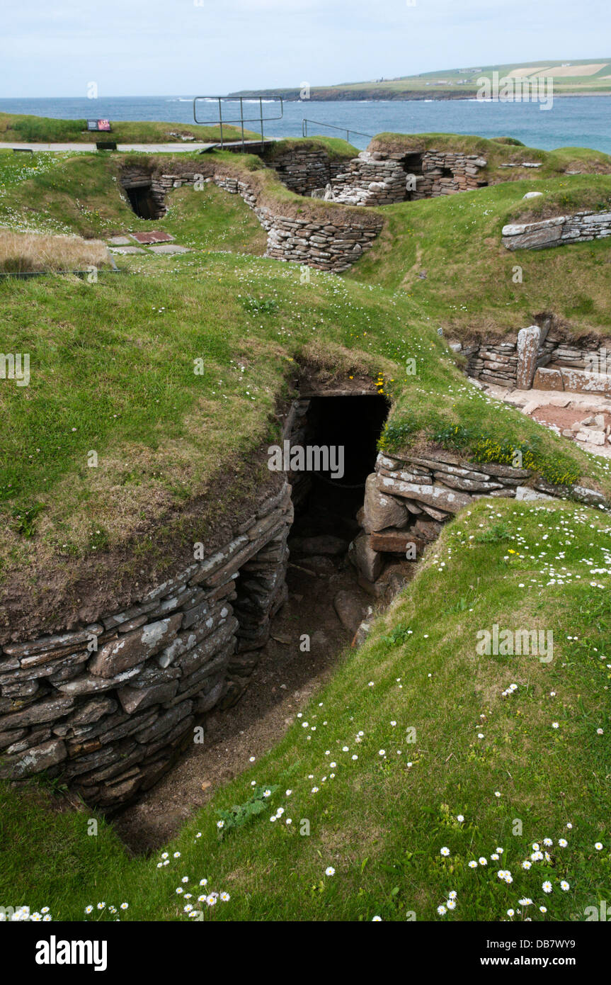 Skara Brae village néolithique des Orcades sur le continent avec la baie de Skaill en arrière-plan. Banque D'Images